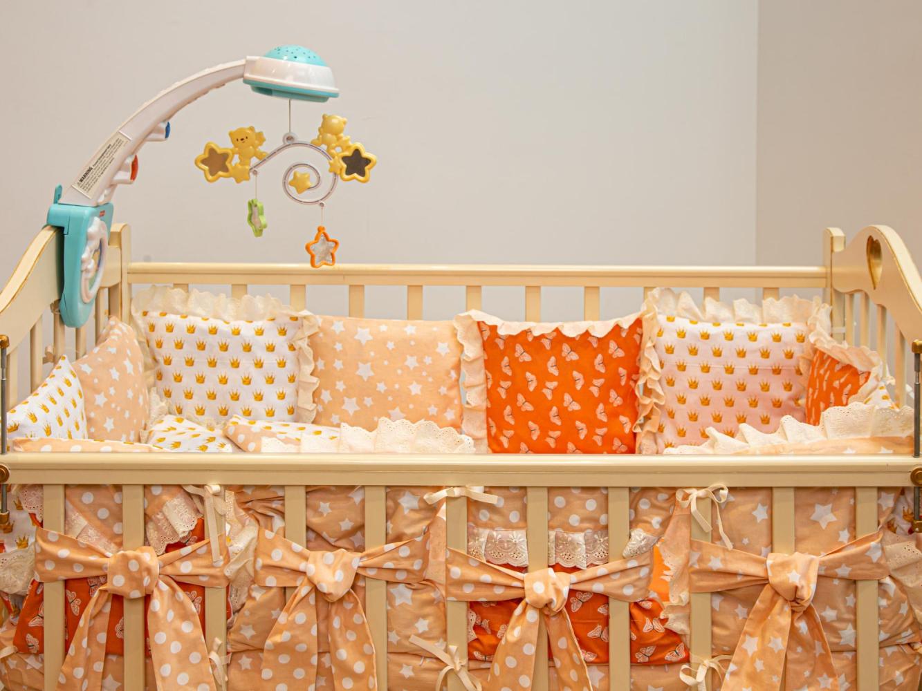 Выбираем наборы в кроватку для новорожденных по всем правилам: размеры, качество, безопасность, красота. 